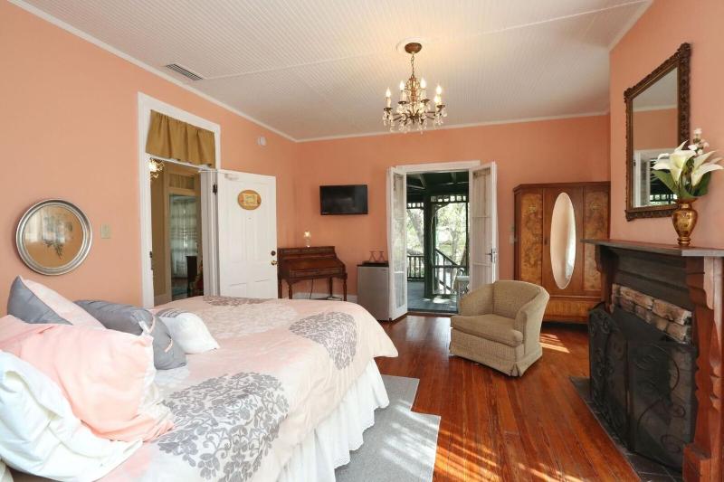 Queen Room with Balcony image 3