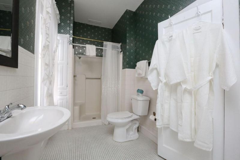 Queen Room with Balcony image 4