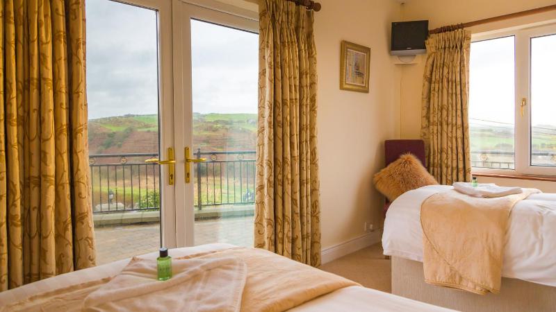 Deluxe Twin Room with Sea View image 4