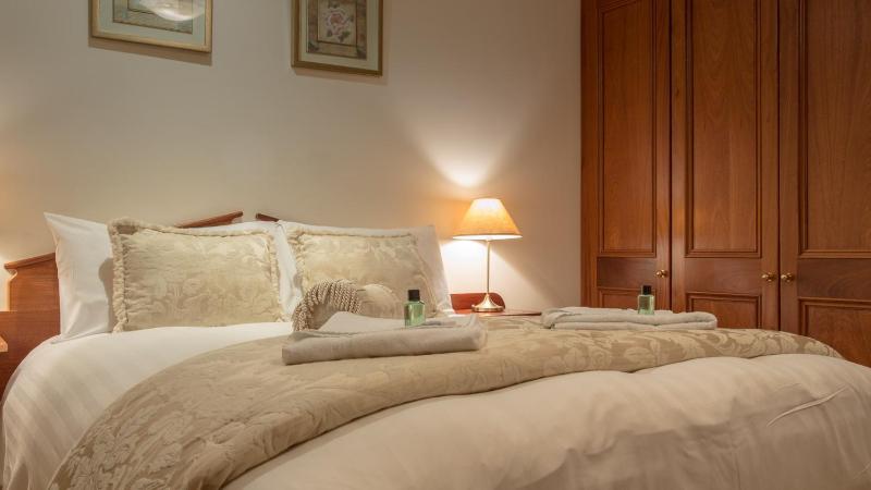 Deluxe Double Room with Sea View image 2