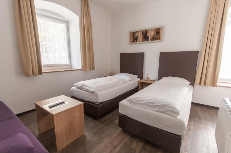 Twin Room image 3