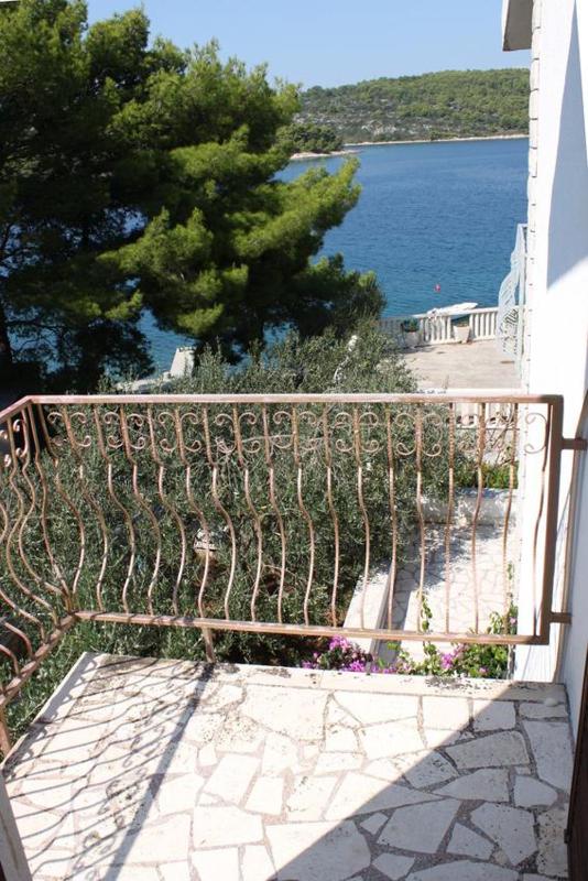 One-Bedroom Apartment with Terrace and Sea View image 1