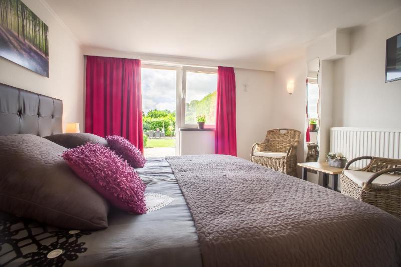Double or Twin Room with Garden View image 4