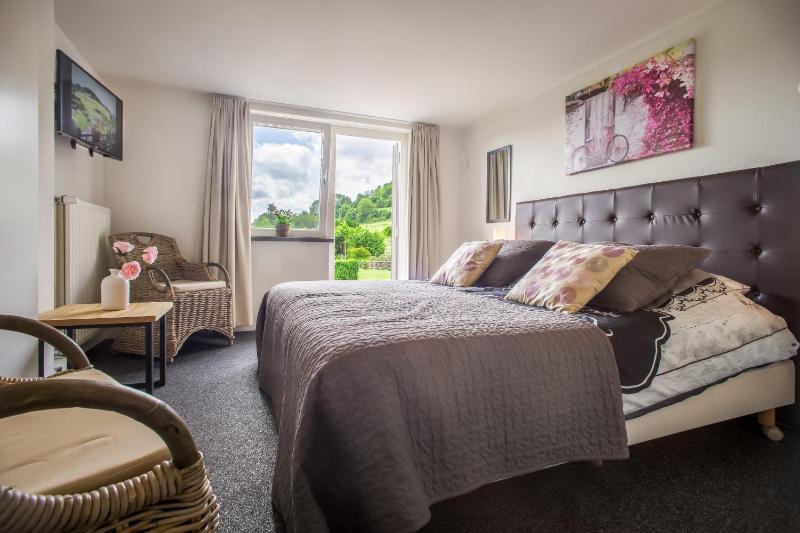 Double or Twin Room with Garden View image 3