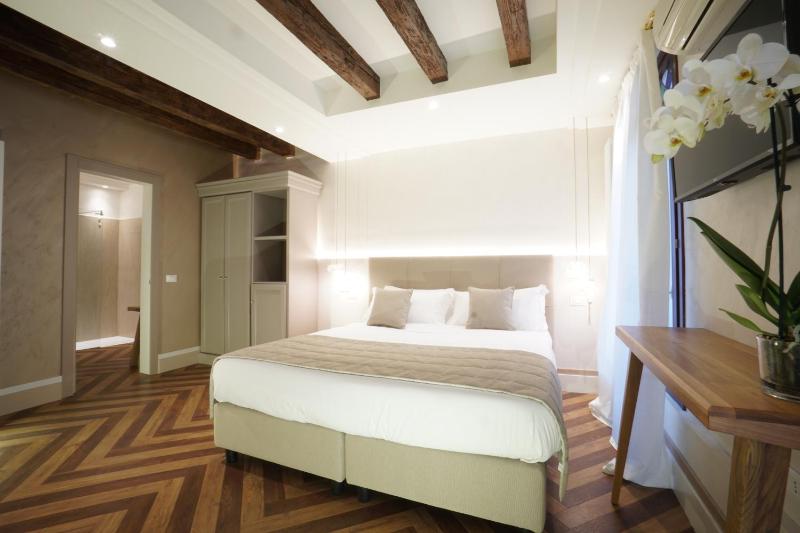 King Room with Garden View image 2