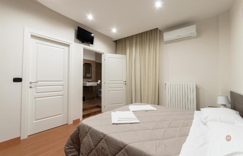 Deluxe Double Room image 3