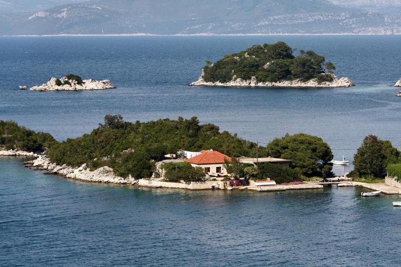 Three-Bedroom Apartment with Terrace and Sea View image 1