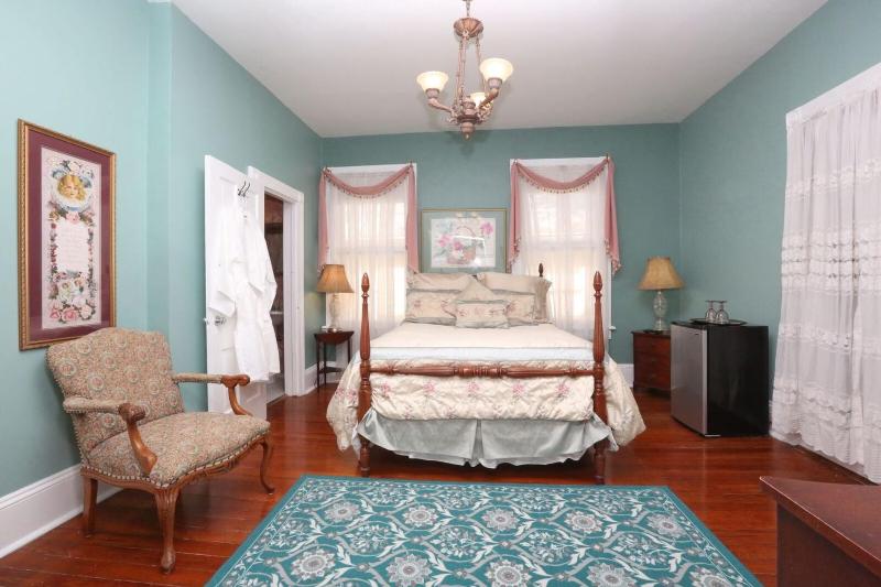 Queen Room with Balcony image 2
