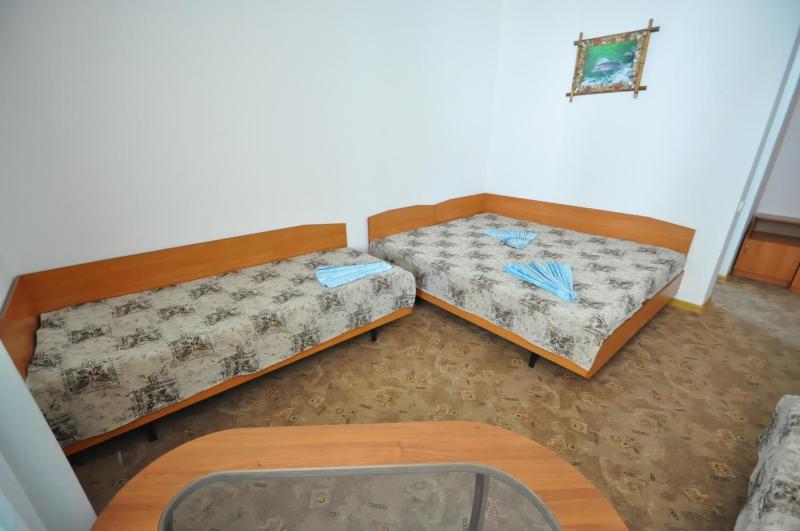 Standard Quadruple Room image 2
