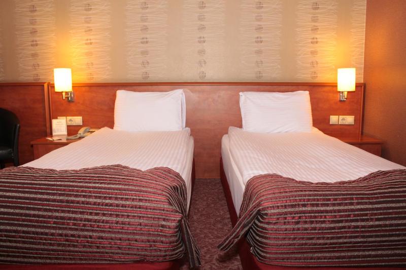 Standard Triple Room image 2