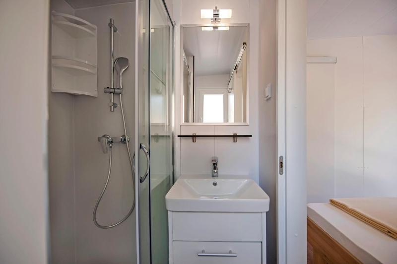 Three-Bedroom Mobile Home with Terrace and Sea View image 4