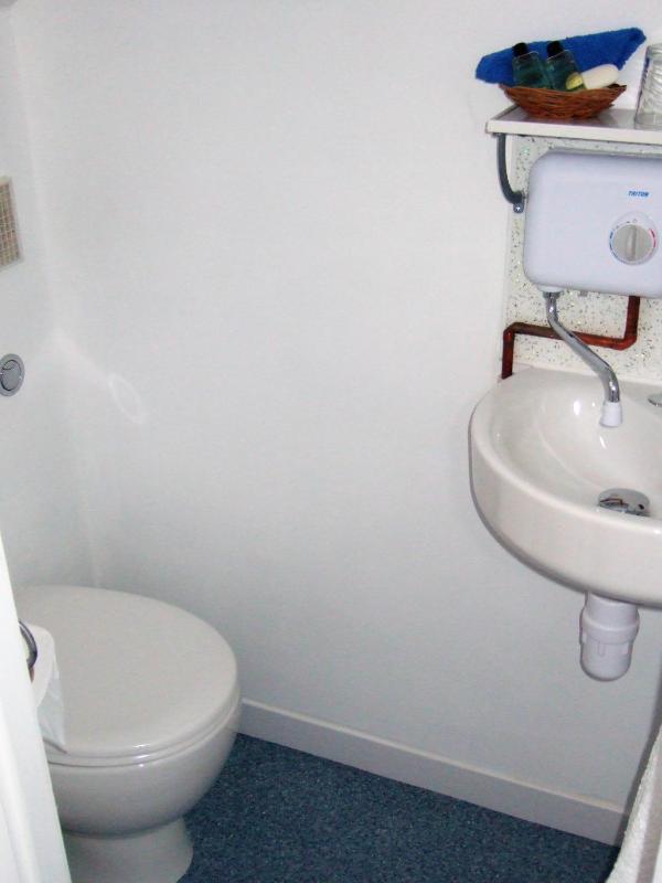 Single Room with Shower image 3