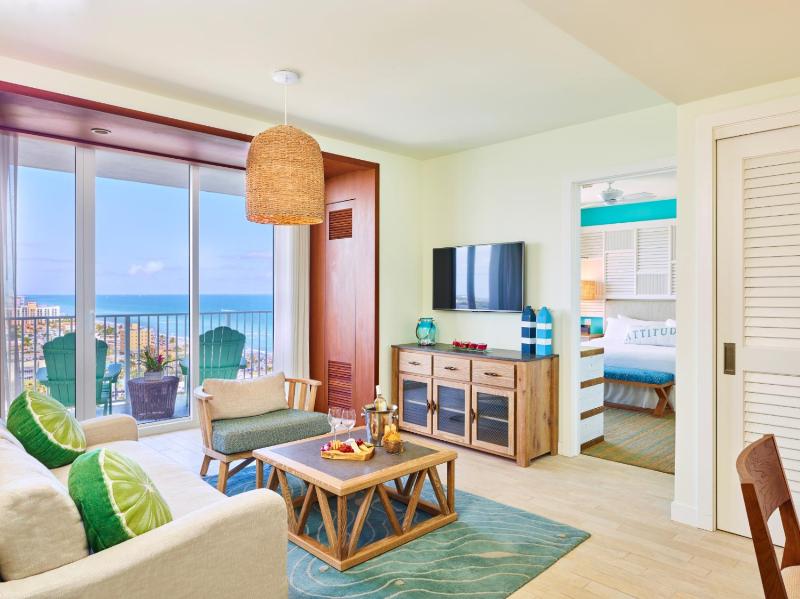 One-Bedroom Deluxe King Suite Partial Ocean View image 1