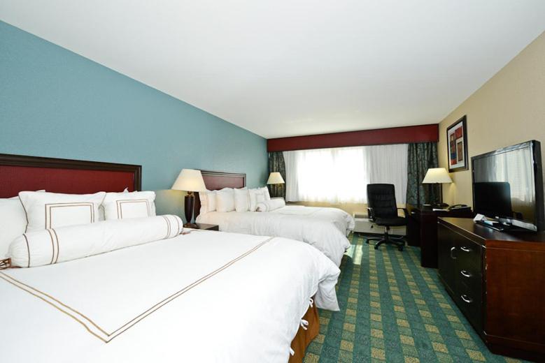 Queen Room with Two Queen Beds - Non-Smoking image 3