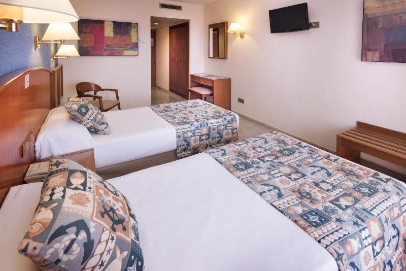 Twin Room with Balcony and Pool View image 3