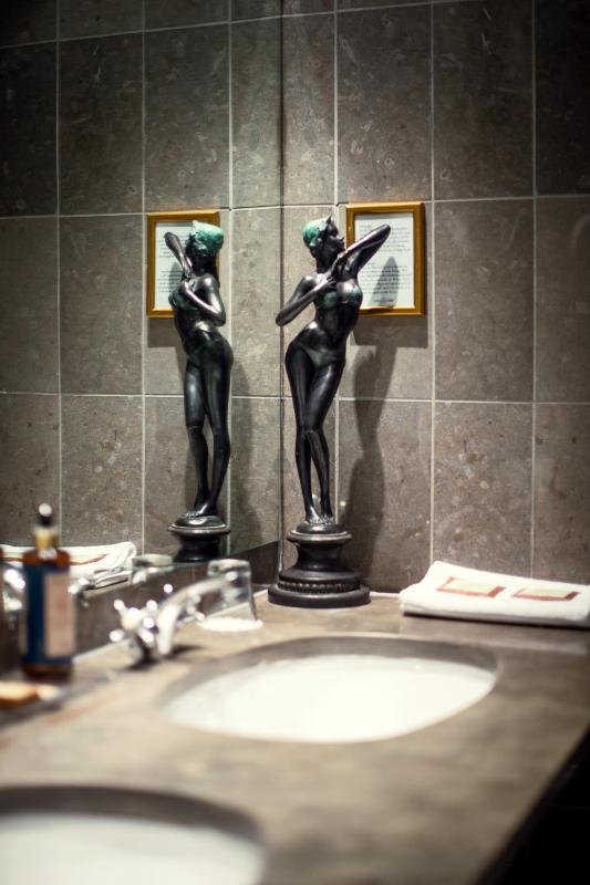 Luxury Suite image 3