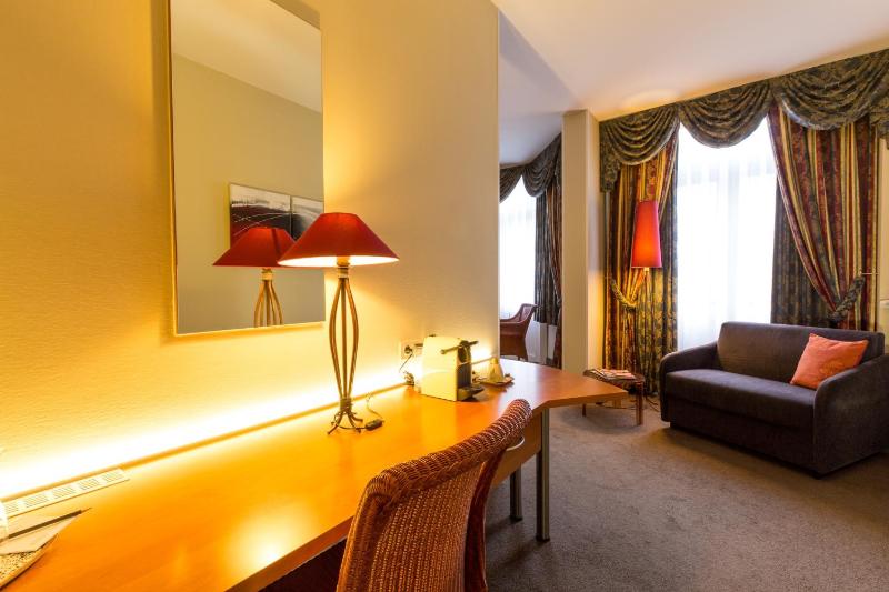 Family Room (2 Adults + 1 Child) image 3