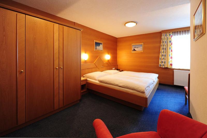 Standard Double Room image 3