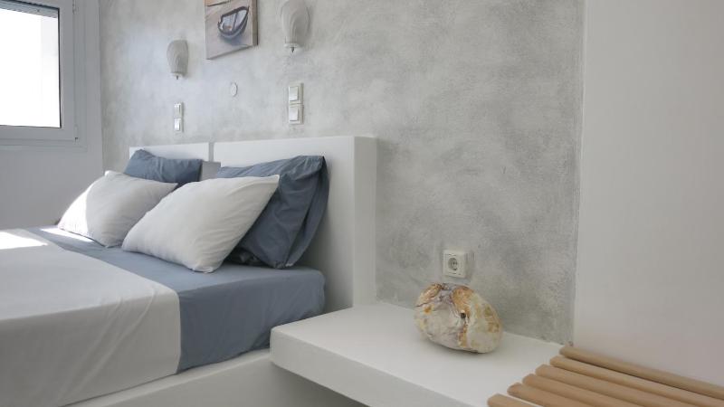 Deluxe Double Room with Sea View image 2