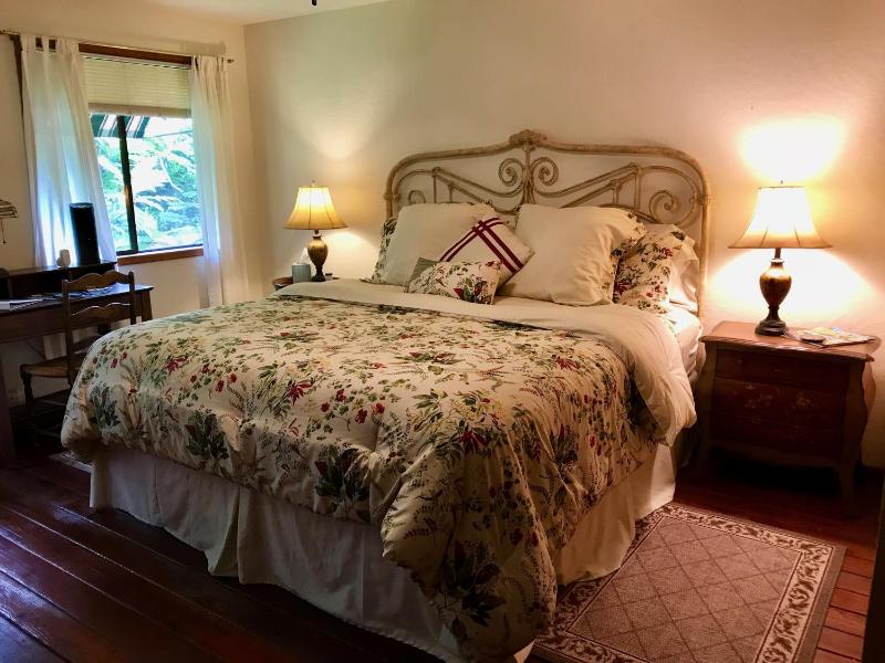 Standard King Room image 2