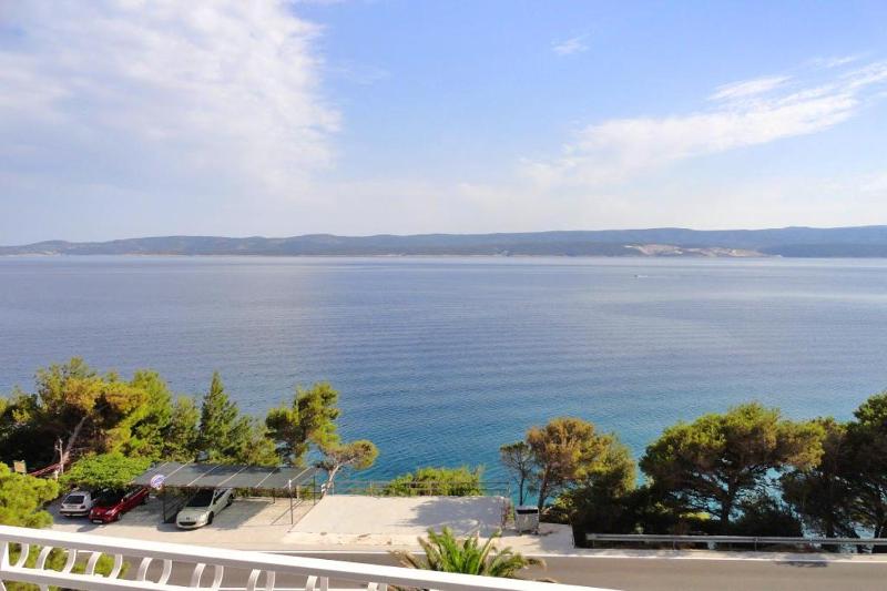 One-Bedroom Apartment with Terrace and Sea View image 3