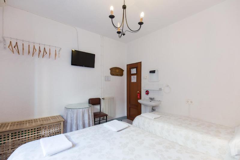 Basic Triple Room with Shared Bathroom image 4