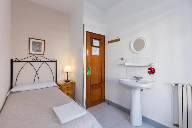Single Room with Shared Bathroom image 2