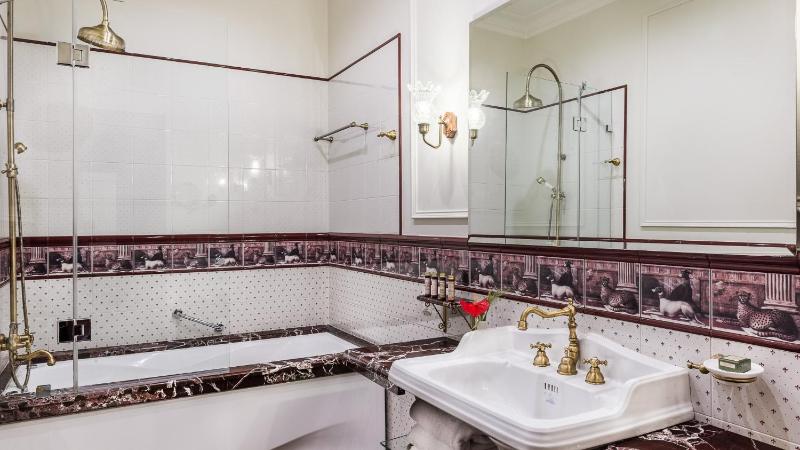 Deluxe Suite image 2