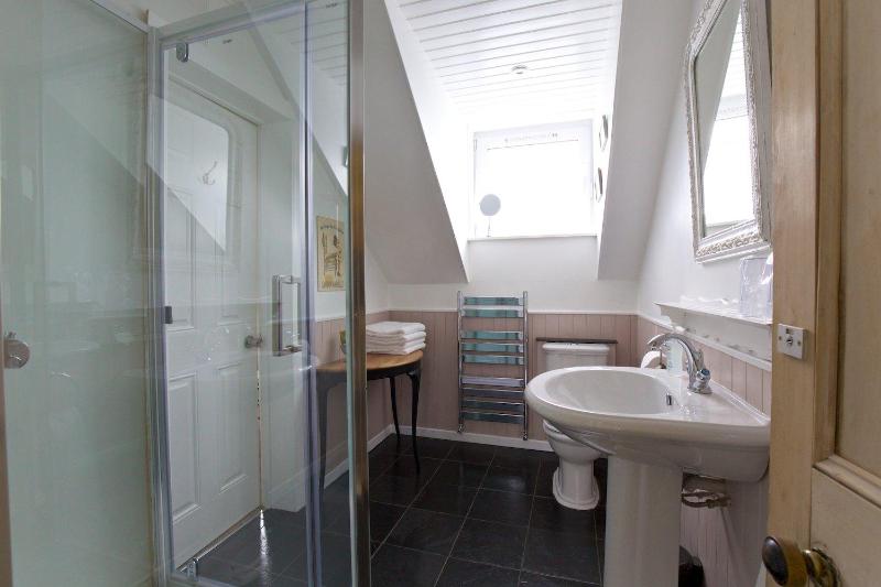 King Room with Garden View image 3