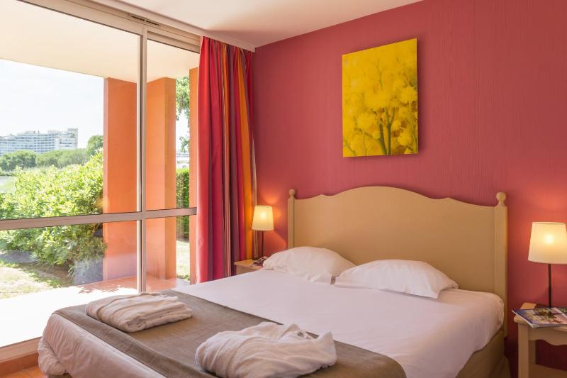 Standard One-Bedroom Apartment with Alcove (6 People) image 1