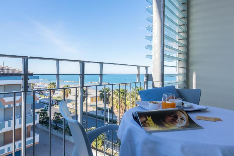 Superior Triple Room with Sea View and Balcony - Annex image 3