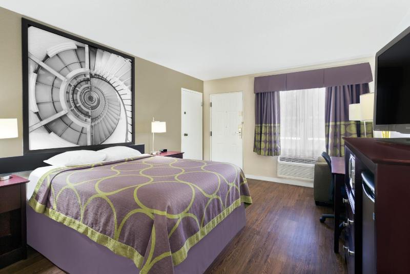 Queen Room - Mobility and Hearing Impaired Access/Smoking image 3