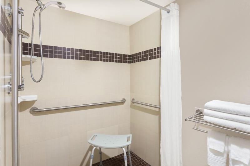 Queen Room with Mobility/Hearing Access - Non-Smoking image 2