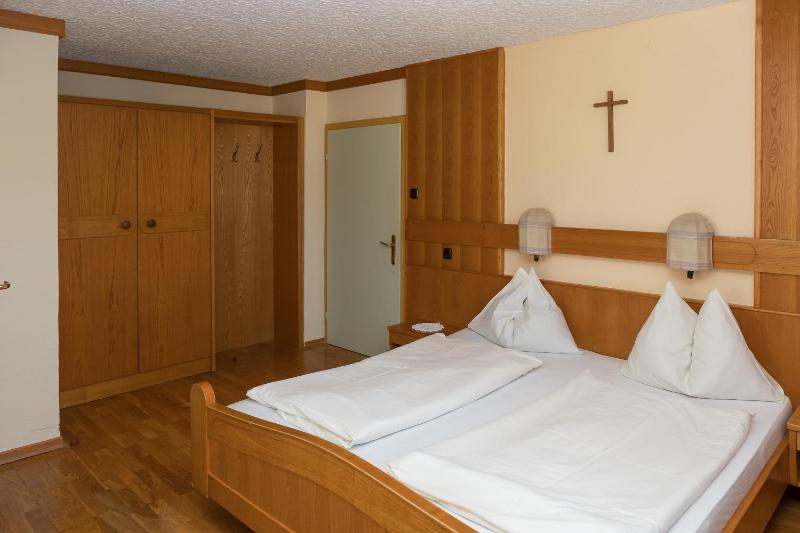 Standard Triple Room image 2