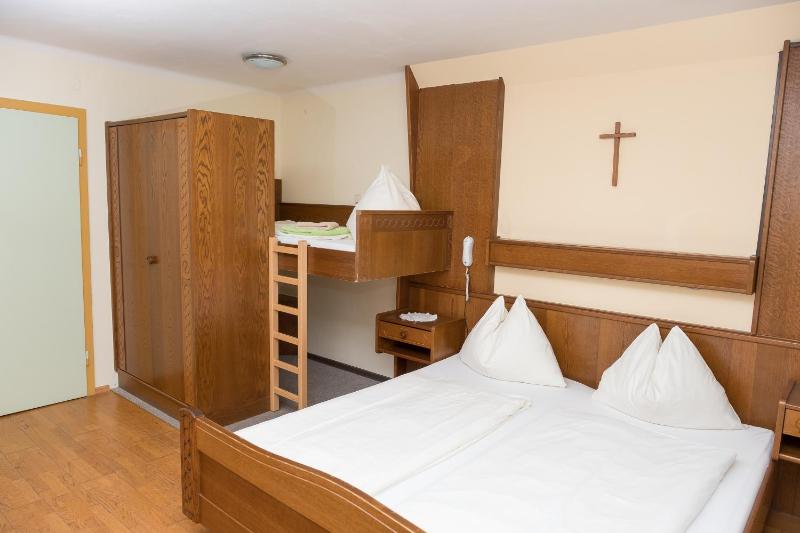 Standard Triple Room image 4