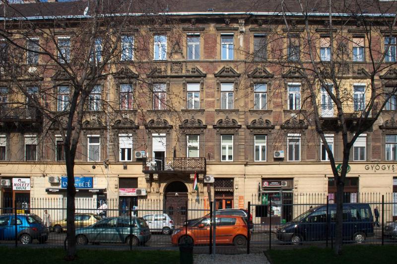 Michael Apartment with 2 Rooms near Gozsdu udvar - image 7