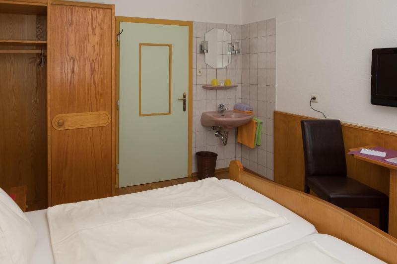 Budget Double Room image 4