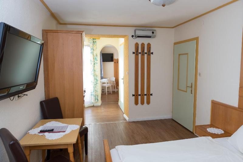 Quadruple Economy Apartment image 1