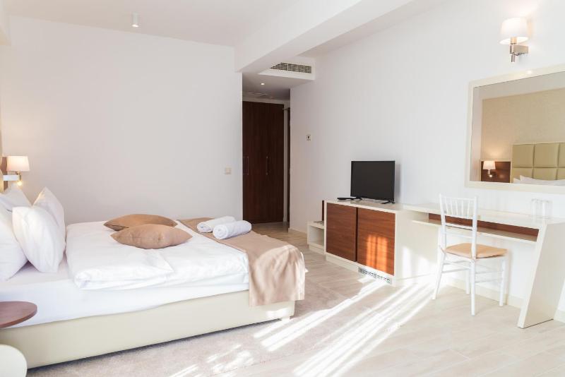 Triple Room with Balcony image 2