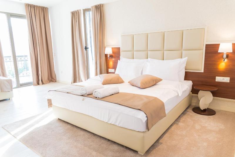 Triple Room with Balcony image 1