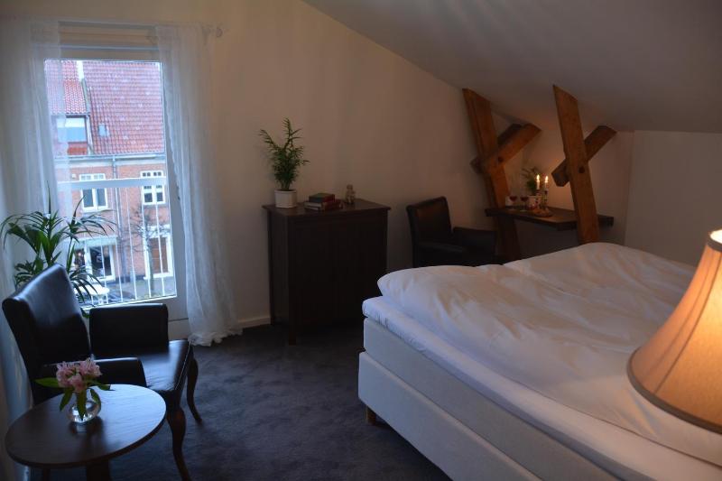 Double Room with city or square view image 3