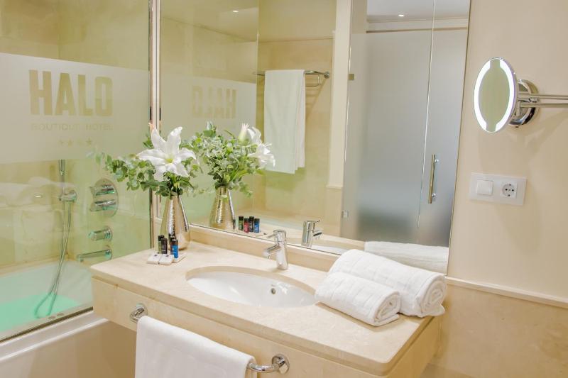 Deluxe Double with Spa Bath image 4