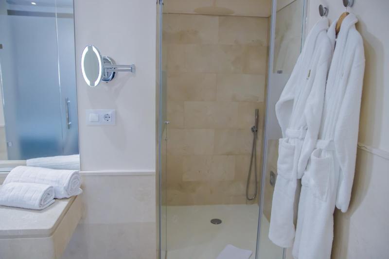 Deluxe Double with Spa Bath image 1