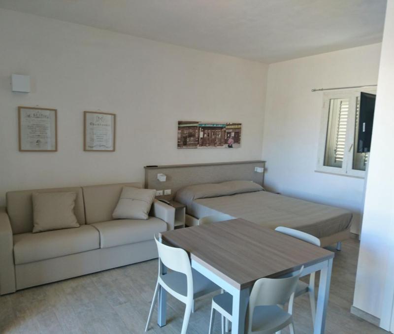 Double Room with Sea View image 4