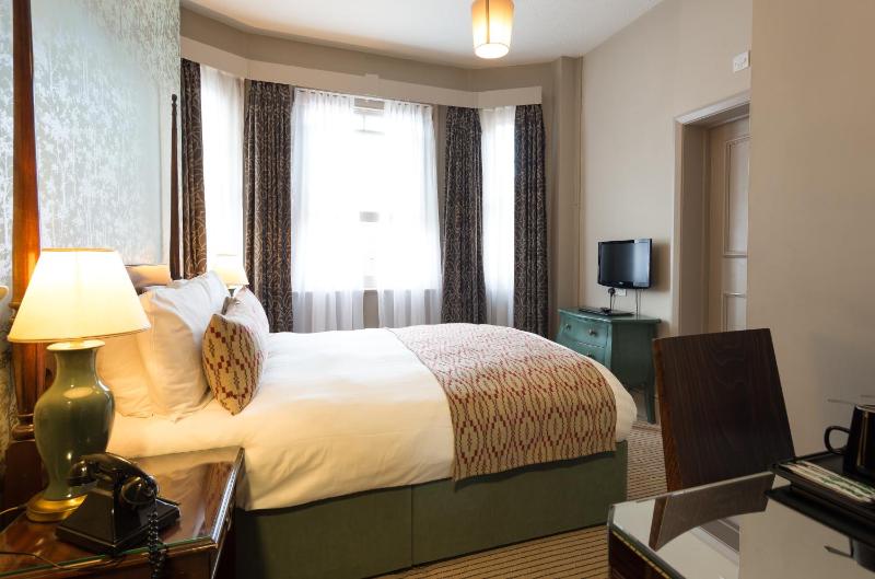 Classic Double Room image 3