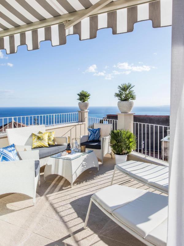 One-Bedroom Apartment with Terrace and Sea View image 3