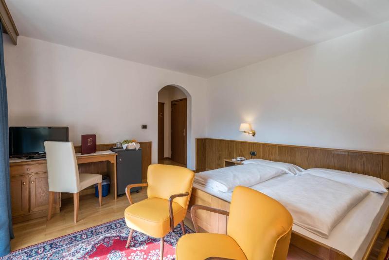Standard Double or Twin Room image 4