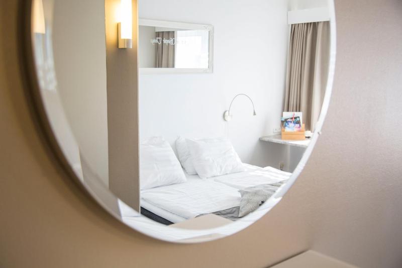 Standard Twin Room image 2