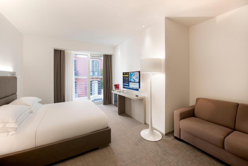 Double Room with Balcony image 3