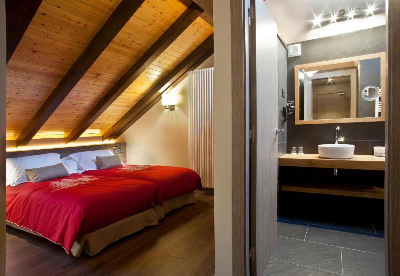 Double Room with Spa Bath image 3